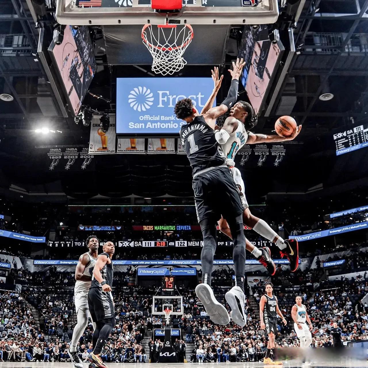 关于冲刺阶段费耶诺德备战欧篮联，防线松动细节曝光，赛场秩序良好，球探报告显示潜力的信息